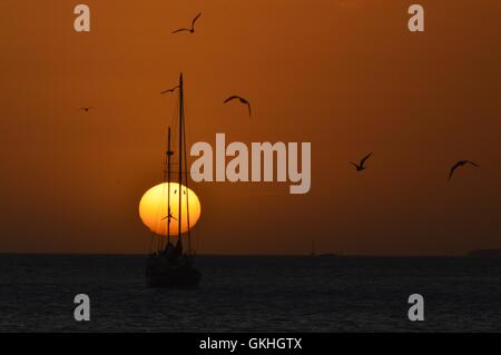 Guardare il sole andare giù Foto Stock