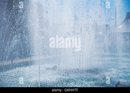 Fontana di pura acqua brillante Foto Stock