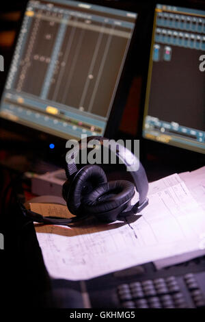 Tecnici del suono cuffie sul banco di miscelazione in un studio Foto Stock