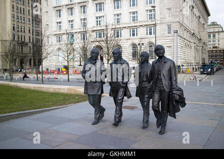 I Beatles statua scultura al Pier Head sul lungomare Liverpools Foto Stock