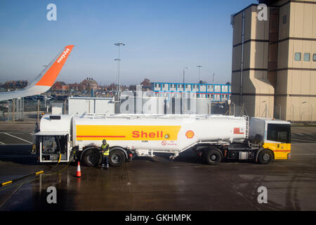 La Shell Oil jet-a1 Il rifornimento cisterne di rifornimento aeromobili easyjet a Liverpool John Lennon Airport nel Regno Unito Foto Stock