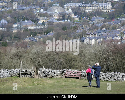 Senior coppia caucasica ammirando il panorama della città di Buxton da Buxton Country Park, Derbyshire, England, Regno Unito Foto Stock