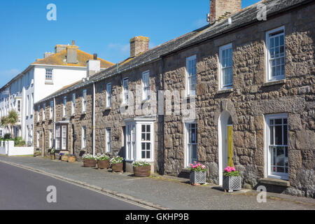 Vista lungo Church Street, Hugh Town, St Mary, isole Scilly, Cornwall, Inghilterra Foto Stock