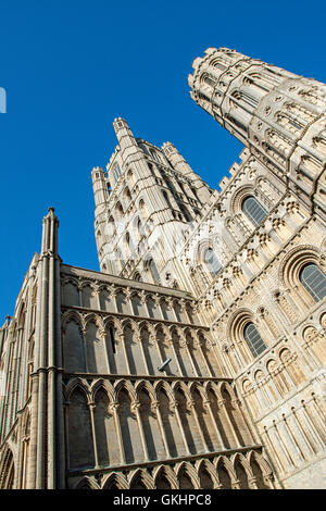 Guardando verso l'alto la torre occidentale della Cattedrale di Ely, Cambridgeshire, Inghilterra Foto Stock