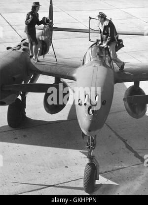 Foto tecnico Sgt Virginia fotografie dello scafo P-38 pilota maggiore Robert W. Springer. Sgt Hull è lesto a sviluppo e stampa, come pure di scattare le foto. Foto Stock