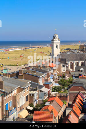 Vista aerea su Andreas chiesa in Katwijk aan Zee, un villaggio sul mare situato sul mare del Nord, South Holland, Paesi Bassi. Foto Stock