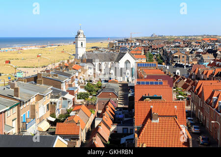 Vista aerea su Andreas chiesa in Katwijk aan Zee, un villaggio sul mare situato sul mare del Nord, South Holland, Paesi Bassi. Foto Stock