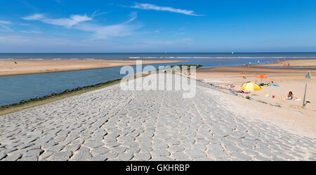 La foce del fiume Reno scorre nel Mare del Nord a Katwijk aan Zee, Olanda del Sud. Causeway che conduce alla spiaggia. Persone prendere il sole e nuotare. Foto Stock