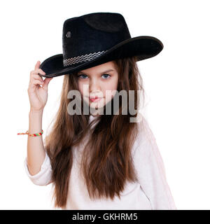 Ritratto di una bellissima bambina in una black cowboy hat, studio bianco su sfondo isolato Foto Stock