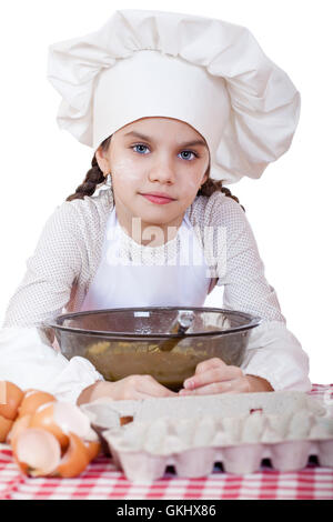 Bambina con grembiule e cappello del cuoco seduta nella cucina di casa.  Madre di helper. 2 anno di età Foto stock - Alamy