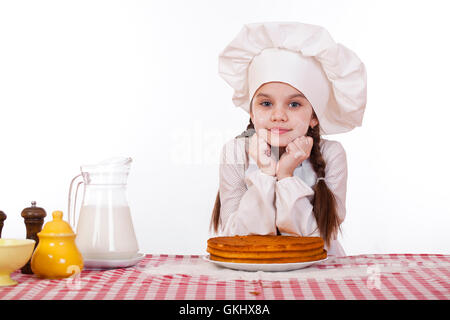 Per la cottura e il concetto di persone - sorridente bambina in cook hat, isolato su sfondo bianco Foto Stock