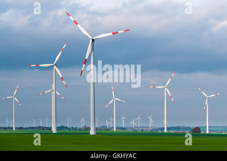 Wind Farm in una giornata di vento,l'energia eolica,la generazione di potenza,le turbine eoliche in azione Foto Stock
