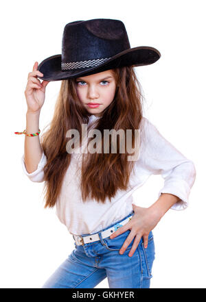 Ritratto di una bellissima bambina in una black cowboy hat, studio bianco su sfondo isolato Foto Stock