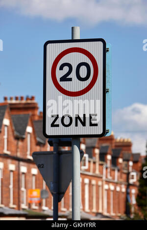 20 mph zona in una strada residenziale con onstreet parcheggio nelle strade a schiera nel Regno Unito Foto Stock