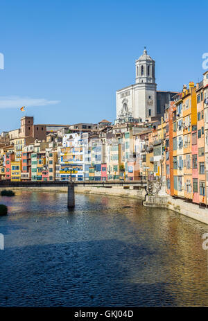 Fiume Onyar attraversando il centro storico di Girona con il duomo di Santa Maria in background. Gerona in Costa Brava Catalogna. Foto Stock