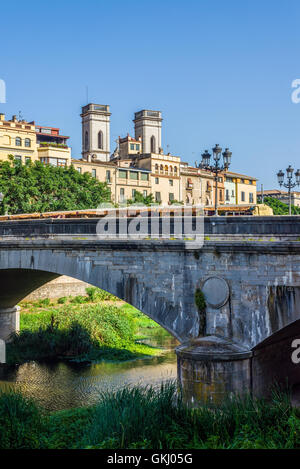 Fiume Onyar Attraversare Pont de Pedra bridge nel centro di Girona con campanili di Anunciacion convento. Gerona, Spagna. Foto Stock