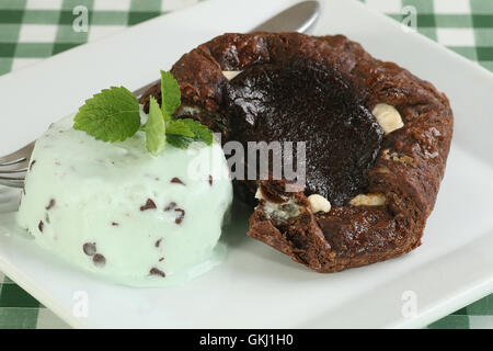 Triple torta al cioccolato con menta e choc chip gelato Foto Stock