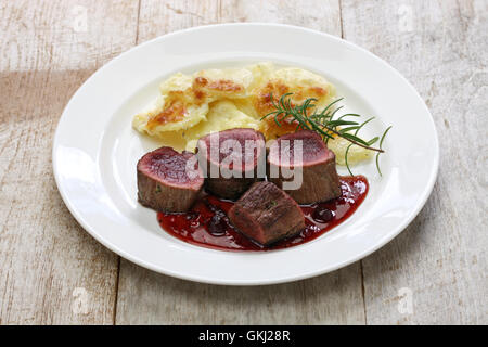 Bistecca di cervo con crema di patate al forno Foto Stock