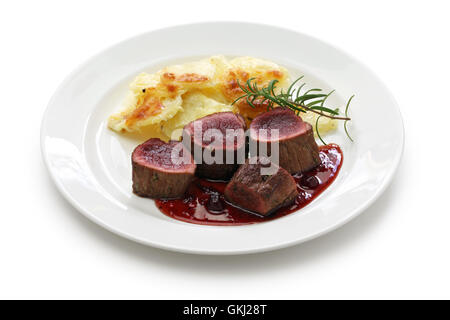 Bistecca di cervo con crema di patate al forno isolato su sfondo bianco Foto Stock