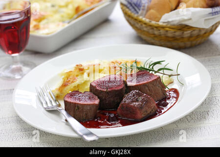 Bistecca di cervo con crema di patate al forno Foto Stock