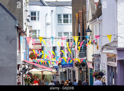 Le corsie, Brighton East Sussex, Regno Unito con shop, ristorante e il cafe segni e colorato bunting Foto Stock