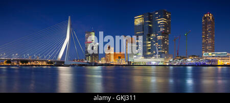 Panorama di Rotterdam. immagine panoramica di rotterdam, Paesi Bassi durante il blu crepuscolo ora. Foto Stock