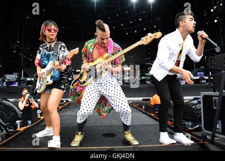 (Da sinistra a destra) JinJoo Lee, Jack Lawless e Joe Jonas og DNCE eseguire sul supporto vergine stadio durante il V Festival a Hylands Park a Chelmsford Essex. Foto Stock