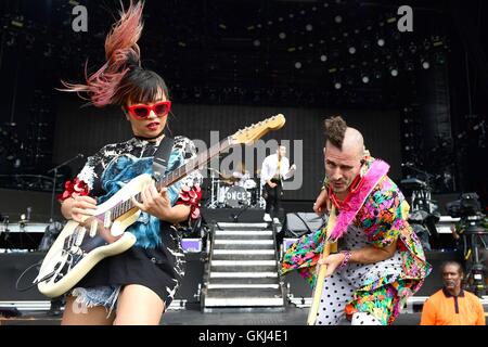 JinJoo Lee e Jack Lawless DNCE di eseguire sul supporto vergine stadio durante il V Festival a Hylands Park a Chelmsford Essex. Foto Stock