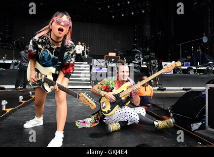 JinJoo Lee e Jack Lawless DNCE di eseguire sul supporto vergine stadio durante il V Festival a Hylands Park a Chelmsford Essex. Foto Stock