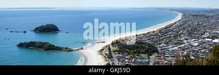 La vista panoramica dalla cima di Mount Maunganui dello stesso nome località (Tauranga, Nuova Zelanda). Foto Stock