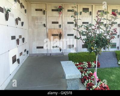 Una vista generale di Marilyn Monroe del luogo di riposo a Westwood Village Memorial Park Cemetery di Los Angeles di Marilyn Monroe enduring celebrità parole di Mark Worgan / Ricerca foto da Jon Gillespie lei è uno di Hollywood più grandi icone sia durante la sua vita turbolenta e successiva morte, e il 1 giugno 2016, schermo siren Marilyn Monroe, morto nel 1962 all'età di 36, sarebbe stato 90, aveva sopravvissuto la sua breve ma influente tripudio di celebrità. Nasce la Norma Jeane Mortenson in Los Angeles County Hospital di genitori Gladys Pearl Monroe e la sua estraniati marito Martin Edward Mortensen, il Foto Stock