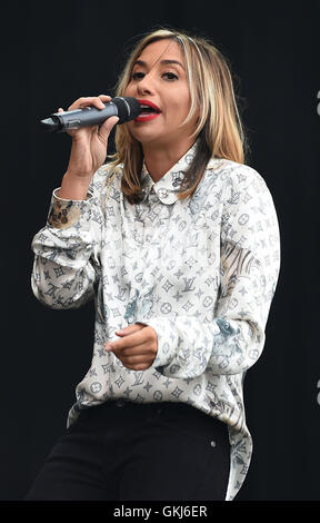 Melanie Blatt di tutti i Santi esegue sul supporto vergine stadio durante il V Festival a Weston Park a Shifnal, Shropshire. Foto Stock