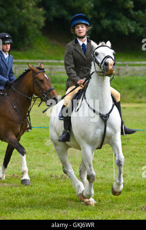 Ragazza giovane competere sul suo pony al Golden Valley Pony club, Baskerville Hall, Clyro, Powys, Wales, Regno Unito Foto Stock