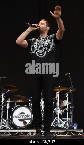 Esempio esegue sul supporto vergine stadio durante il V Festival a Weston Park a Shifnal, Shropshire. Foto Stock