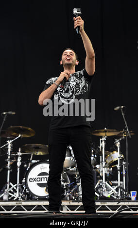 Esempio esegue sul supporto vergine stadio durante il V Festival a Weston Park a Shifnal, Shropshire. Foto Stock