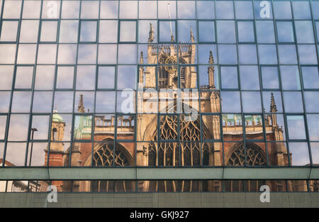 Trinità santa chiesa parrocchiale riflette in vetro della finestra di Kingston upon Hull, Yorkshire, Inghilterra, Regno Unito Foto Stock