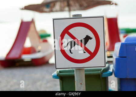 Nessuna voce. segni annunciano il divieto cani sulla spiaggia. (Shallow dof) focus sulla marca sfondo sfocato. Foto Stock