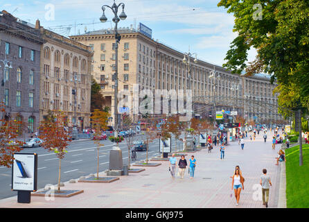 La gente che camminava sul Khreschatyc street. Khreshchatyk è la strada principale di Kiev, Ucraina Foto Stock