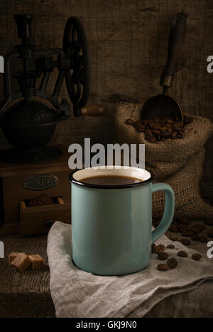 Rustico vita ancora con caffè sul grezzo di sfondo di legno Foto Stock