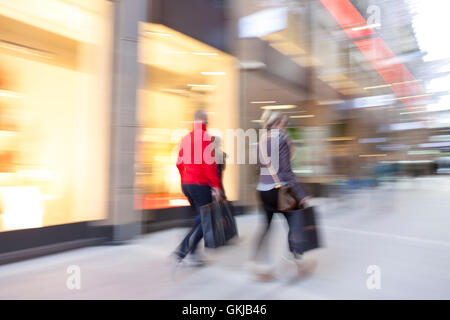 Sfocato mall, gente che passeggia, effetto di zoom Foto Stock