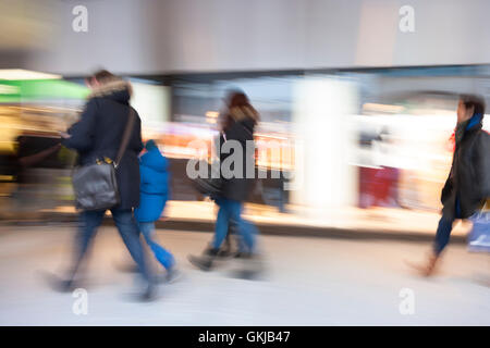 Sfocato mall, gente che passeggia, effetto di zoom Foto Stock