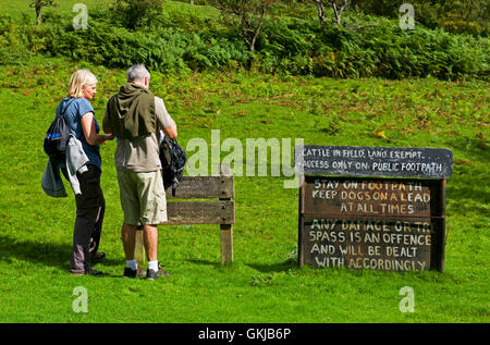 Segni eretto da scortese agricoltore, avvertimento contro gli scuotipaglia sconfinamenti sul suo terreno, Wharfedale, Yorkshire Dales, England Regno Unito Foto Stock