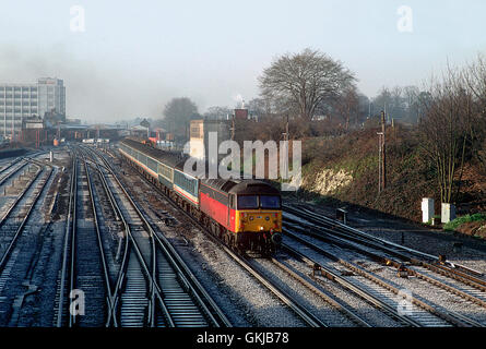 Una classe 47 locomotore lavorando un 'Network Express' service si diparte un coperto di brina Basingstoke. Il 29 dicembre 1992. Foto Stock