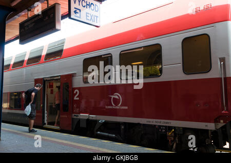 Treno passeggeri di salire a bordo di un treno a Bratislava stazione ferroviaria di Bratislava, Slovacchia Foto Stock