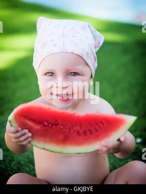 Bella bella ragazza mangia anguria maturi Foto Stock