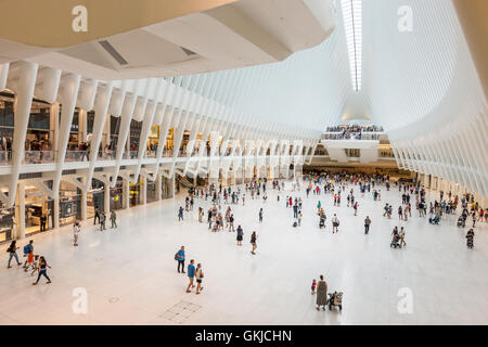 Acquirenti e turisti godere la vista all'interno dell'occhio e memorizza nel Westfield World Trade Center Mall in New York City. Foto Stock