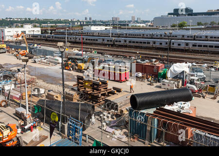 Costruzione di un'area di staging siede adiacente alle piste a sostegno di nuovi cantieri di Hudson lo sviluppo in New York City. Foto Stock