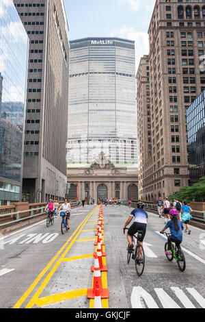 Le persone godono di un traffico libero Park Avenue come parte della città di New York estiva del programma di strade. Foto Stock