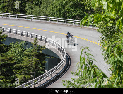 Motociclo prende una piega sul Linn Cove il viadotto in estate Foto Stock