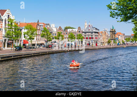 Fiume Spaarne con fila di case antiche e pesare house nella città di Haarlem, Olanda, Paesi Bassi Foto Stock